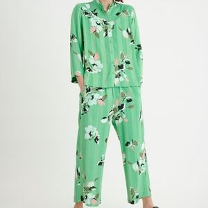 🆕 2 Piece Floral Outfit, Size 8